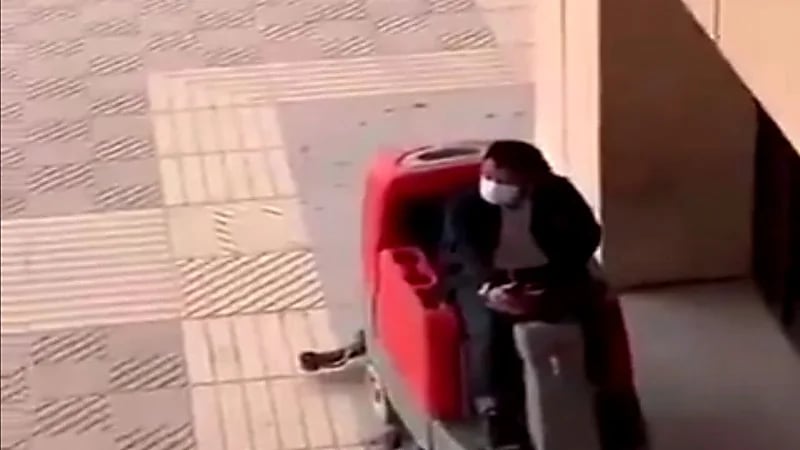 شاهد.. فلبيني يرتل القرآن الكريم بصوت شجي في ساحة جامعة الملك سعود