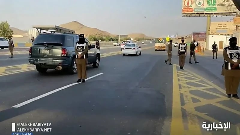 بالفيديو.. مجندات أمن الطرق يكثفن جهودهن لتسهيل دخول المعتمرين حاملي التصاريح