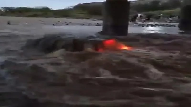 شاهد.. لحظة جرف السيول لمركبة في وادي جازان