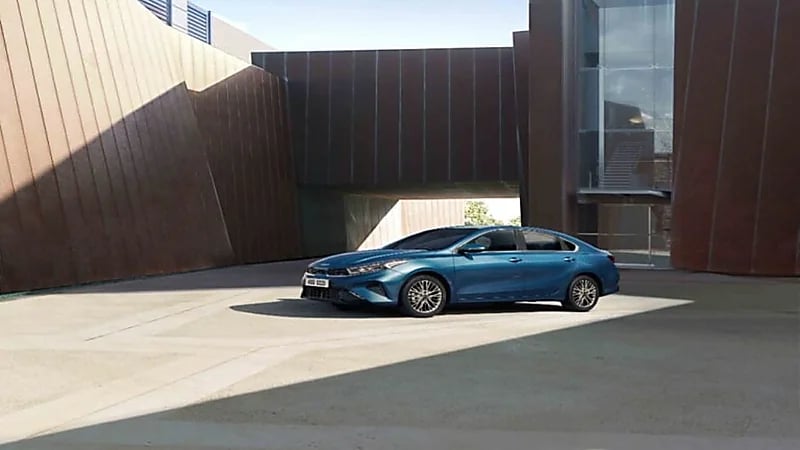 كيا سيراتو الجديدة تخطف الأنظار بتصميمها الفريد بعد وصولها إلى المملكة "صور"