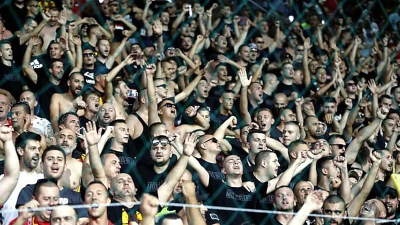 مشجعون بوسنيون يحرقون سيارة حكم مباراة