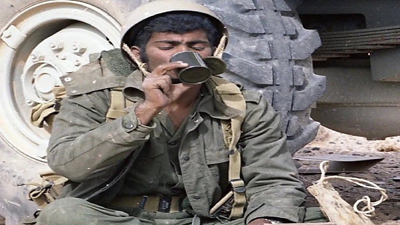 "صورة" لأحد منسوبي الحرس الوطني خلال مناورة شروق الشمس