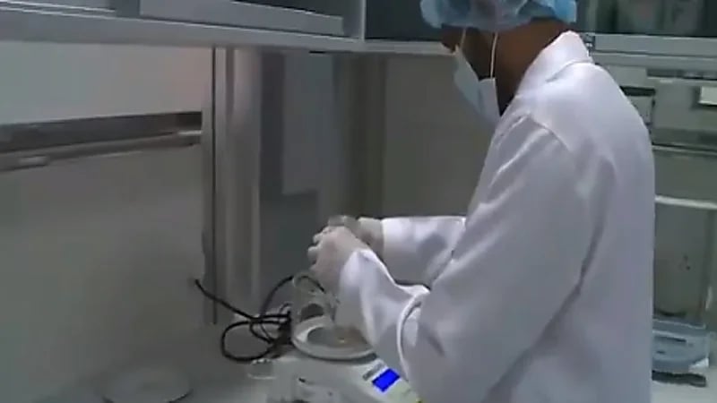 شاهد.. كيف يعمل مختبر سلامة الأغذية التابع لأمانة عسير ؟