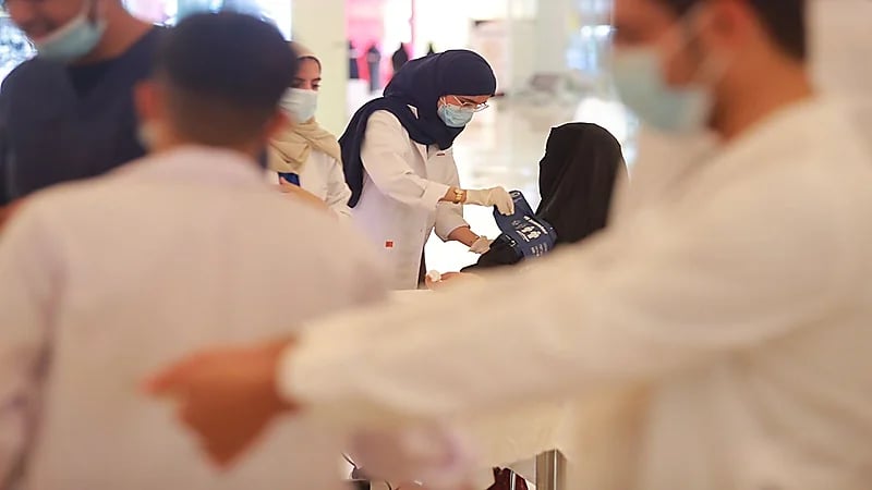 بالصور .. طلبة يقودون حملة للتوعية بمخاطر السمنة وأضرارها في شقراء