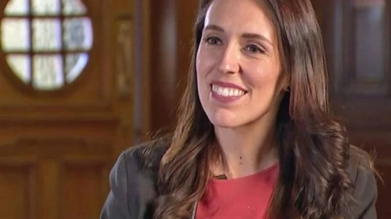 بالفيديو.. طفلة رئيسة وزراء نيوزيلندا تقاطعها أثناء البث المباشر