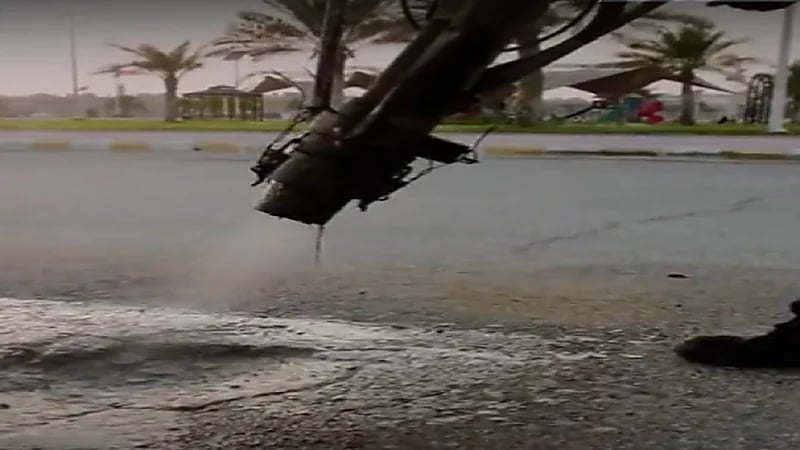 شاهد.. كيفية صيانة الطرق في المنطقة الشرقية