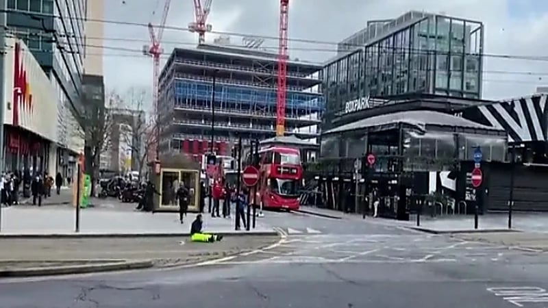 ‏شاهد.. الإعصار "يونيس" يسقط الناس أرضًا في لندن