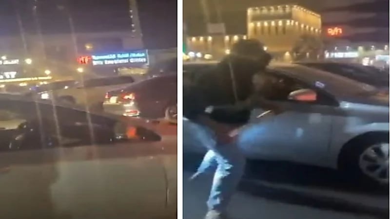 شاهد.. شاب يتسبب بحادث بعدما فتح لعبة نارية على فتاة تقود سيارتها