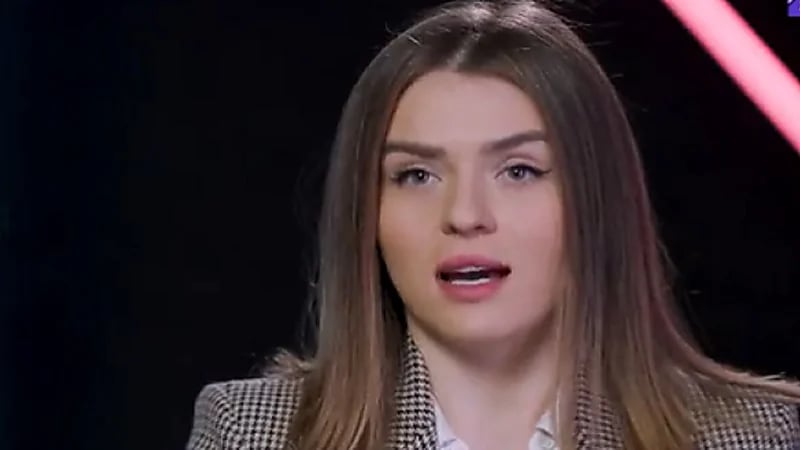 بالفيديو.. مضيفة الطيران تروي كيف تغيرت نظرتها للمملكة