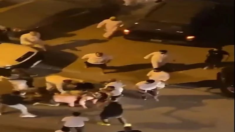 شاهد.. اندلاع مشاجرة عنيفة بالسكاكين والسواطير في الكويت 