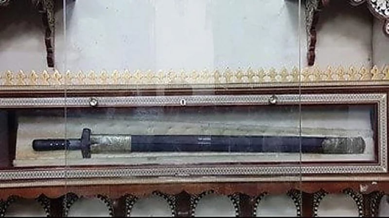 سيف الرسول من داخل غرفة المقتنيات النبوية بمسجد الحسين