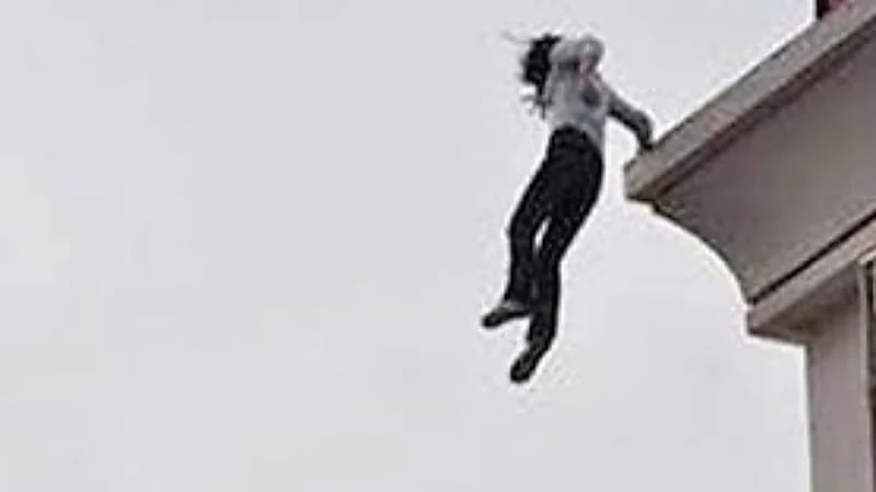 فتاة تنهي حياتها شنقا لسبب غريب 