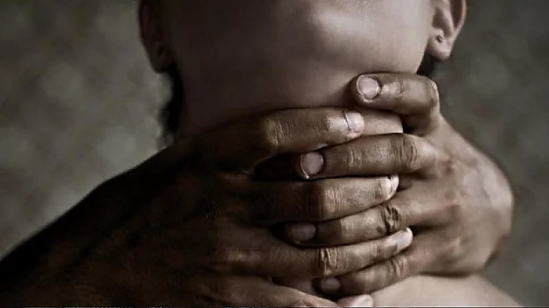 القبض على أب خنق ابنته حتى الموت