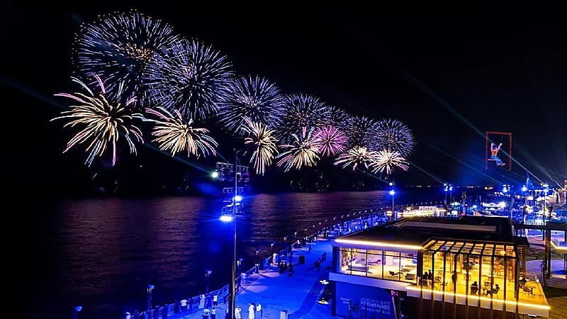 الألعاب النارية ترسم لوحة من الجمال في سماء جدة (صور)