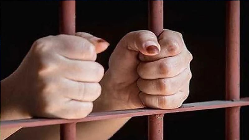 القبض على فتاة هددت شاب بنشر فضائحها معه