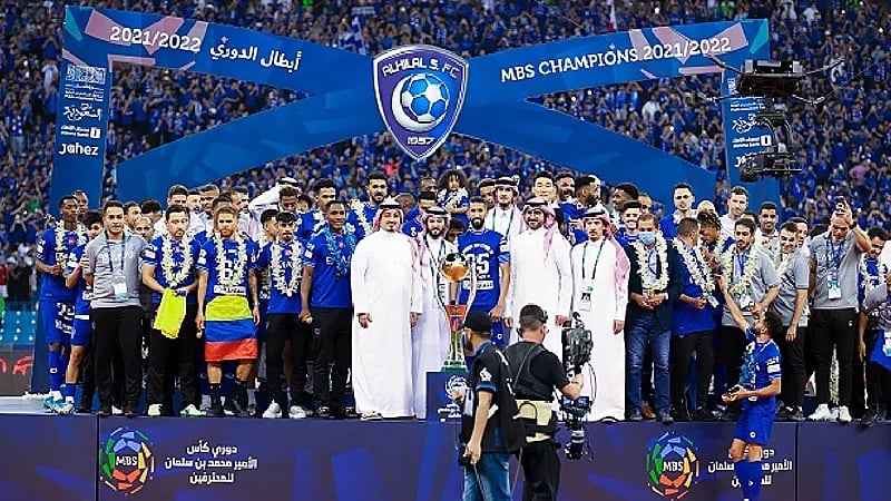 الهلال يوثق فرحته بلقب الدوري بقمصان وميداليات وهدايا رمزية