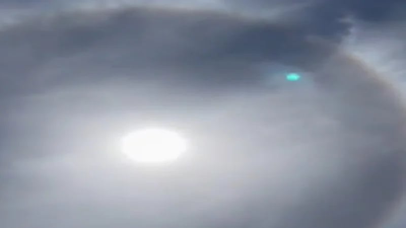 بالفيديو.. مشهد لافت لظهور حلقة من الضوء حول الشمس