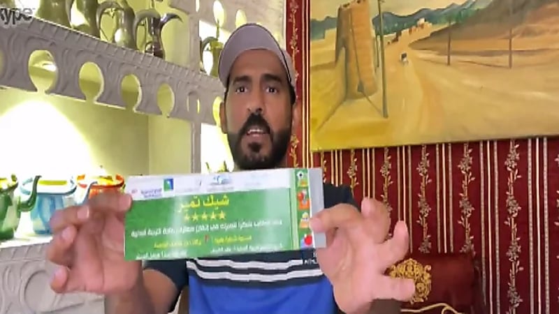 بالفيديو.. معلم يضع شيكا تحفيزيا لطلابه المتفوقين بحصة التربية الرياضية