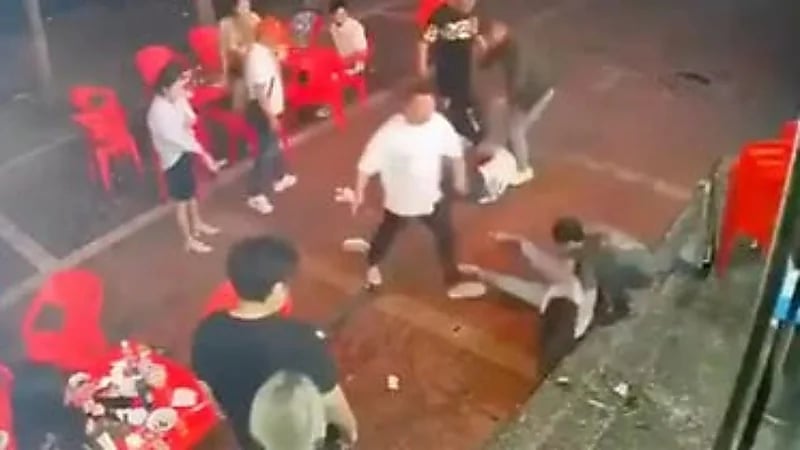 عاملات يتعرضن لهجوم وحشي بعد محاولة التحرش بهن