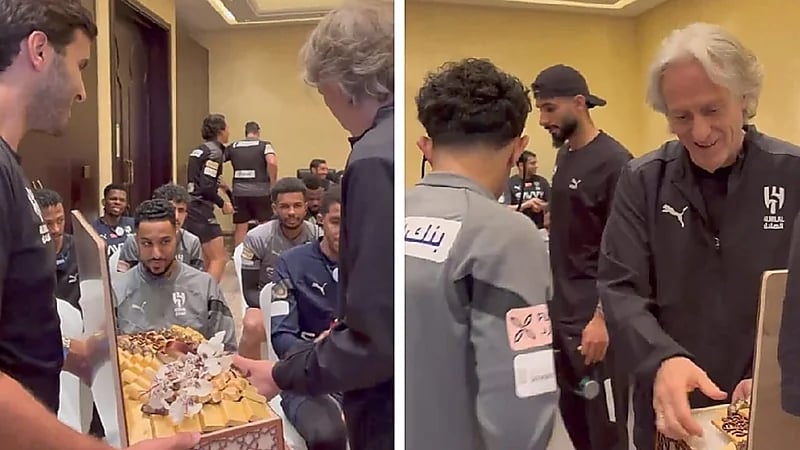 مدرب الهلال يحتفل بعيد الفطر مع لاعبي فريقه ويعيد عليهم .. فيديو