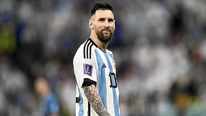 منديل ميسي في المزاد العلني 