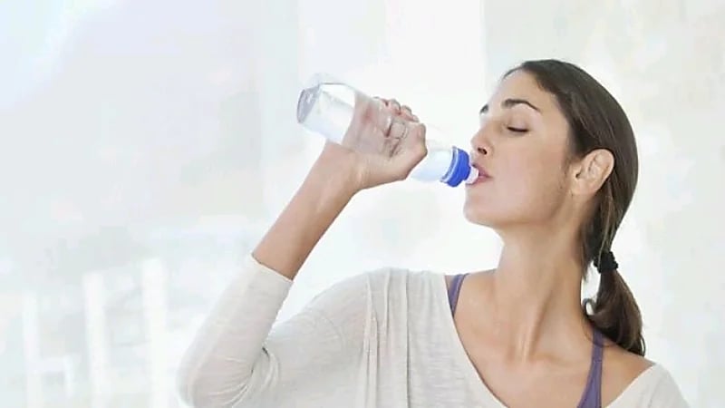 استشاري يوضح حقيقة تسبب الماء البارد في تراكم الدهون في الكبد