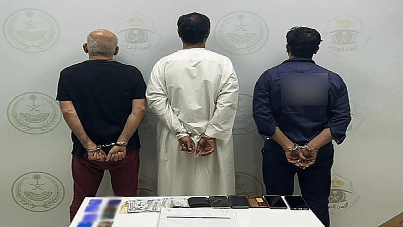 ضبط 3 أشخاص لتنفيذهم عمليات احتيال مالي في الرياض.. فيديو