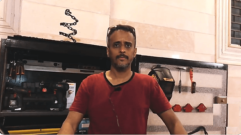 بالفيديو.. مواطن يروي قصة تعلقه ونجاحه في مهنة الحدادة