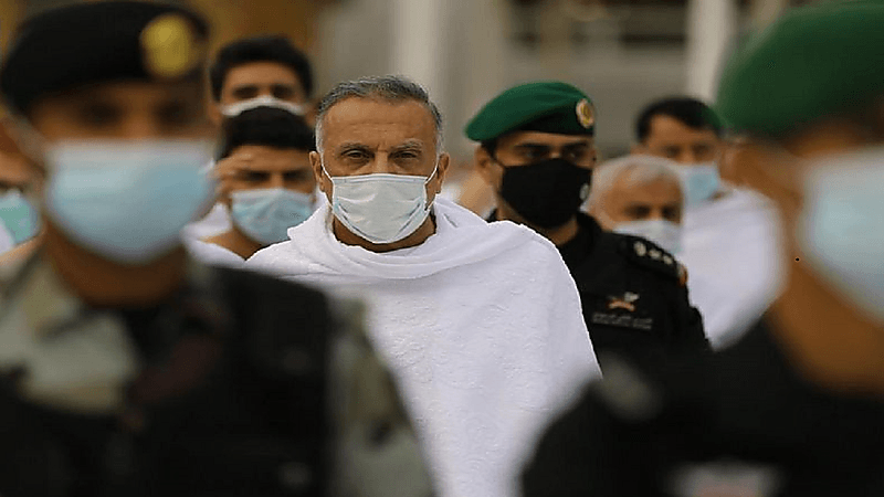 بالصور.. رئيس وزراء العراق يؤدي مناسك العمرة