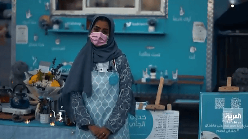 بالفيديو.. قصة فتاة تستثمر إتقانها للغة الإشارة وتفتح "فود ترك" للصم والبُكم