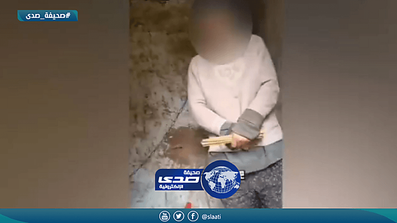 شاهد.. امرأة مقيدة بسلسلة حديد من رقبتها بكوخ