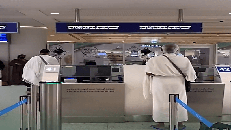 فرق الجوازات بمطار جدة تستقبل المعتمرين وتسهل إجراءات دخولهم