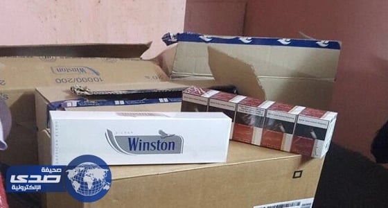 بالصور.. ضبط عمالة مخالفة تخزن عبوات السجائر للتهرب من الضريبة الانتقائية