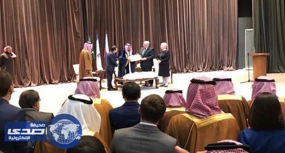 بالفيديو.. خادم الحرمين يمزح مع المحتفين بالدكتوراه الفخرية: " الآن أنا الدكتور سلمان "