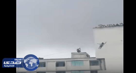 بالفيديو .. سقوط طالبة من ارتفاع شاهق أثناء عرض تدريبي