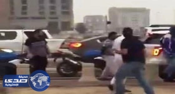 بالفيديو.. اعتداء قائدي دبابات على سيارة عائلية وتحطيم زجاجها بكورنيش الدمام