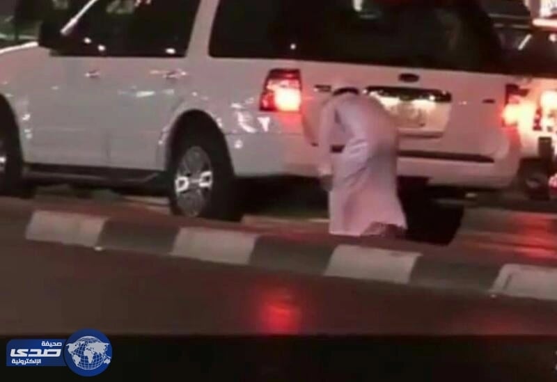 بالفيديو .. مواطن يواجه متسول كشف حيلته البارعة في إستعطاف قلوب المارة