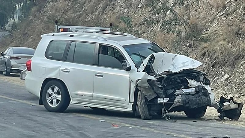 حادث تصادم مروع بين سيارتين في المندق