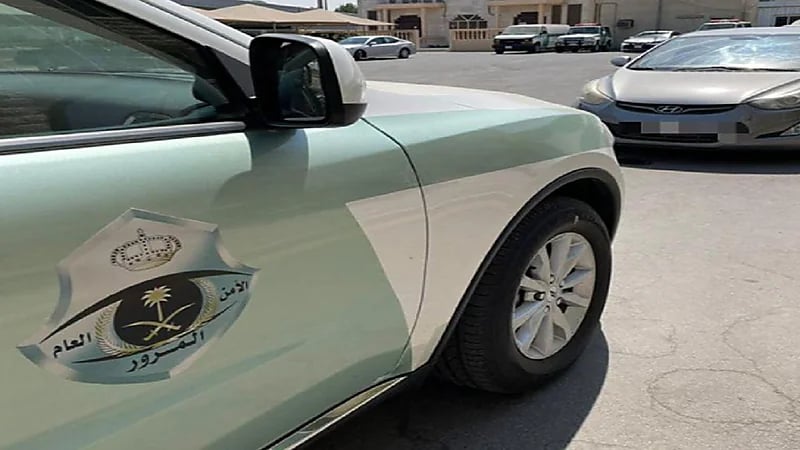 شاهد.. شخص يقود المركبة بتهور بإحدى طريق الدمام