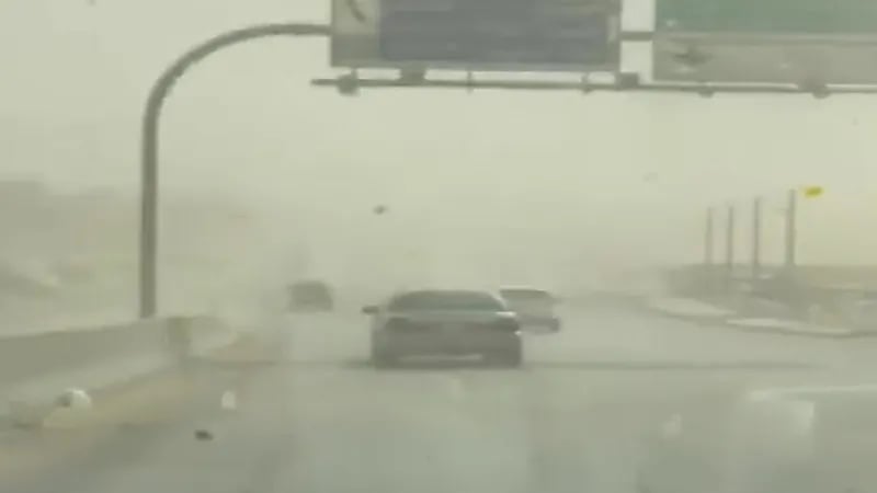 بالفيديو .. موجة غبار تجتاح أحد الطرق بشمال الرياض