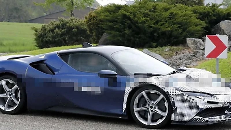 بالصور … مواصفات سيارة فيراري SF90 الخارقة الجديدة