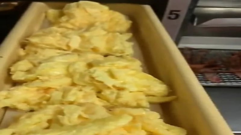 شاهد: عامل بأحد المطاعم الشهيرة: البيض ليس طازجا ويتم إعداده من سائل أصفر