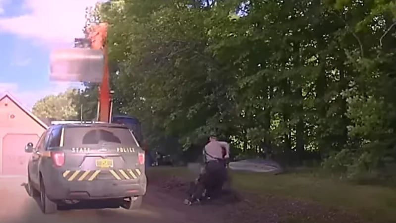 رجل يهاجم الشرطة بجرافة لمنعهم من اعتقال ابنه