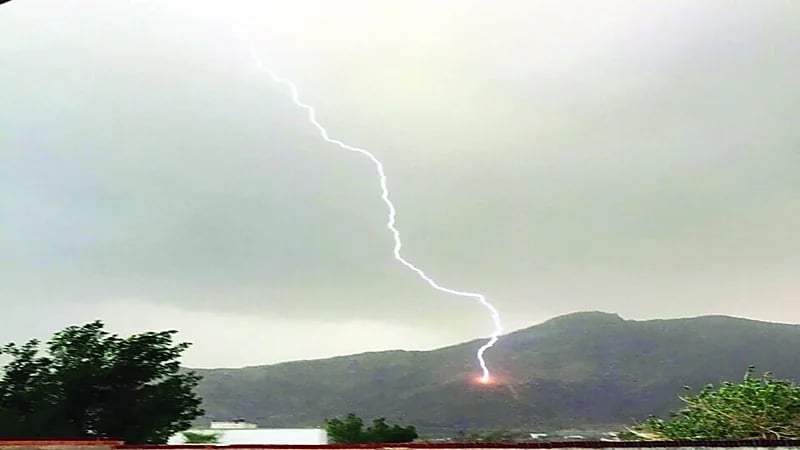 صاعقة رعدية تنهي حياة فتاة في العيدابي