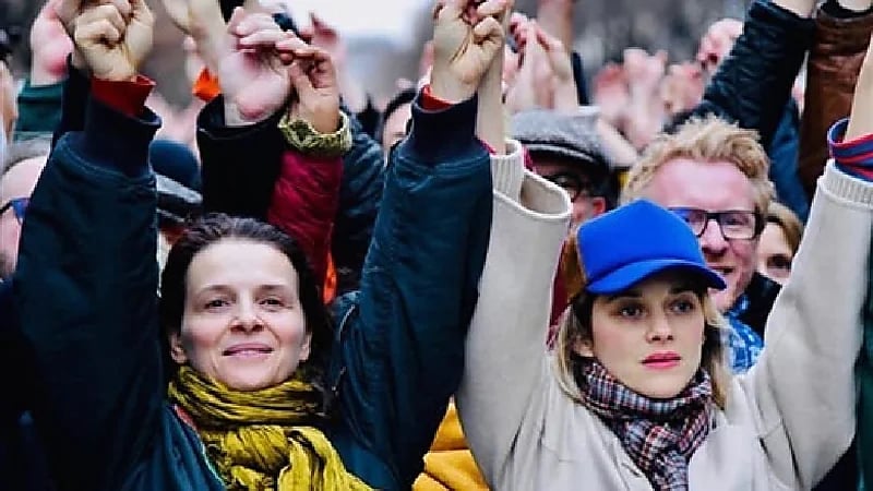 فيديو .. نجمات عالميات يقصنّ شعرهن دعماً لاحتجاجات إيران