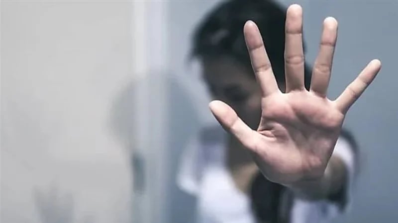 طالب يستدرج طفل داخل محل والده ويهتك عرضه