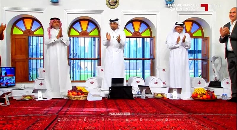 بالفيديو .. محللي قنوات الكاس يقفون في بث مباشر ليصفقوا للأخضر