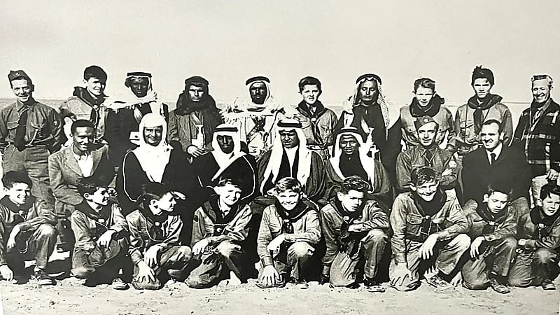 شاهد.. صورة نادرة لأبناء الملك سعود مع أفراد "كشافة أرامكو" في الظهران 