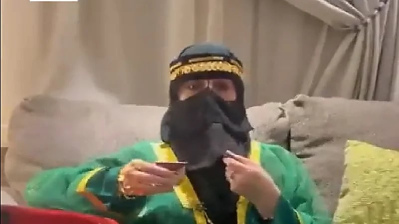 شاهد: بريطانية تحتفل بيوم التأسيس.. وتردد "أنا سعودية"