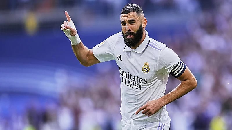 بنزيما يتلقى عرضاً ضخماً من نادي سعودي